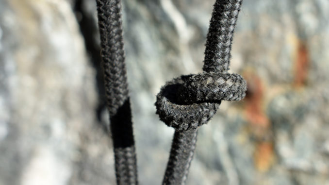 Gordischer Knoten - ein harter Knochen So ein Knötchen in der Leine kann zu einer echten Herausforderung auf jedem Spaziergang werden. Ein Glück, ist mir während der ganzen Warterei nicht der Geduldsfaden gerissen - sonst hätten wir den hinterher auch noch wieder zusammenknoten müssen...